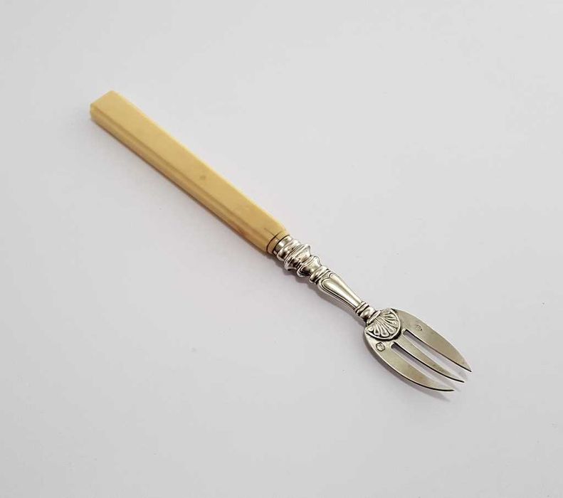 Paryski widelec do sardynek z kości i srebra (0,950) z XIX wieku