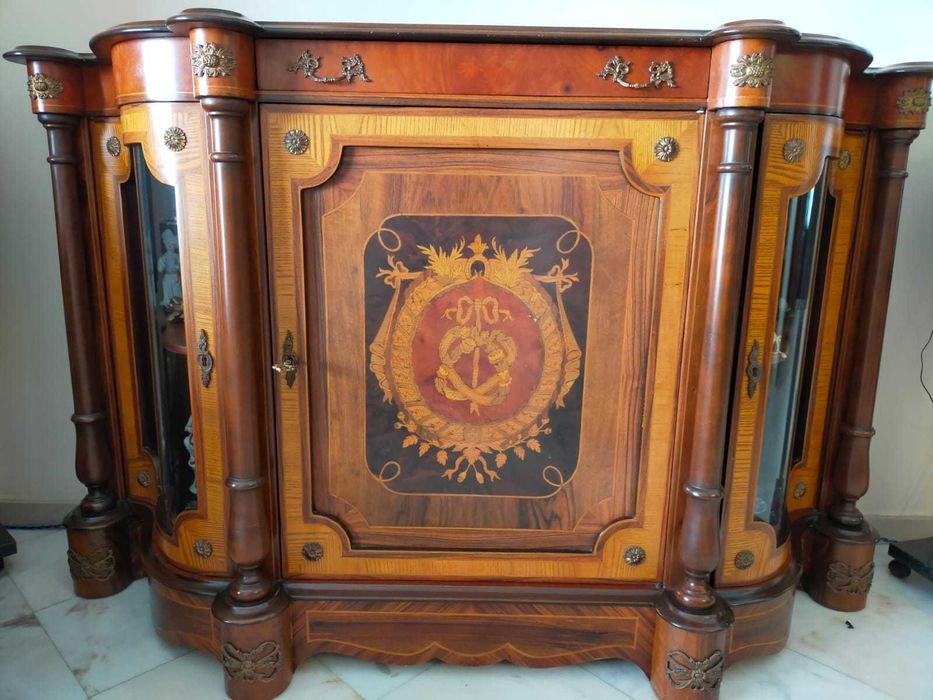 Móvel aparador em madeira