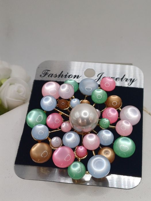 Broszka w pastelowych kolorach