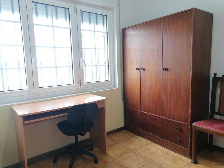 Quartos para arrendar: 1 Individual (150€) + 2 Duplos (200€)