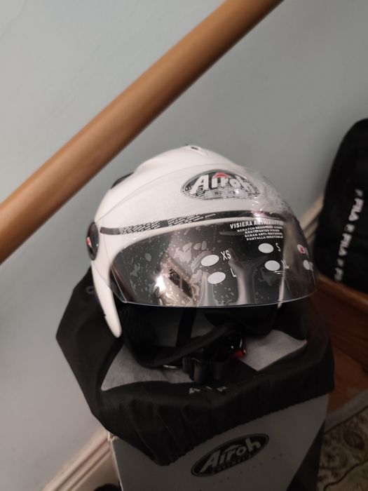 Capacete Airoh branco tamanho M