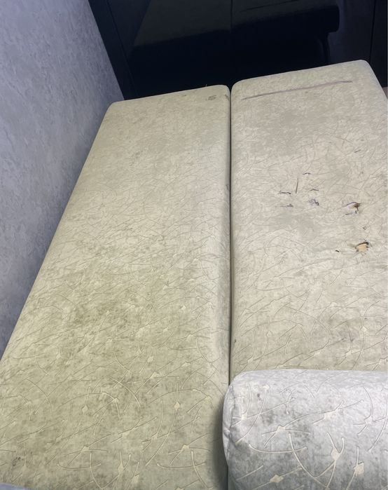 Диван з подушками