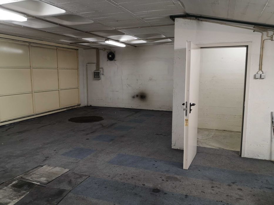 2 lugares garagem em box fechada com porta automática com segurança e armazém anexo