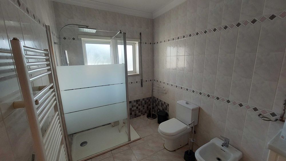 Moradia geminada T5 | Arrenda-se