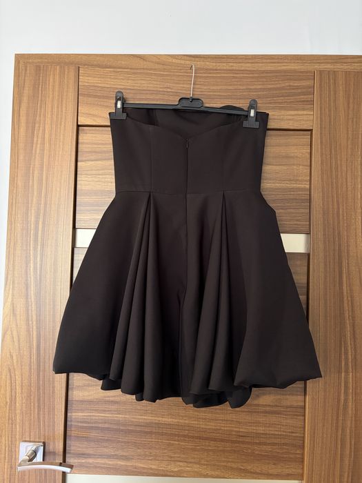 Czarna sukienka gorsetowa mini bombka