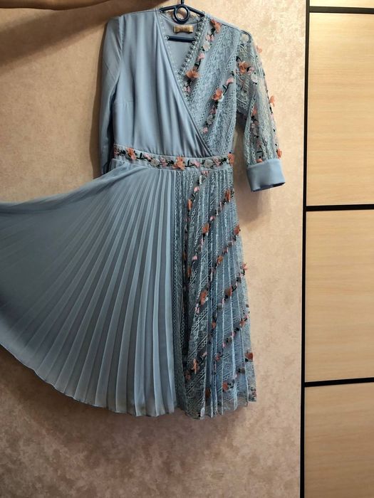 Гарна сукня голубого кольору