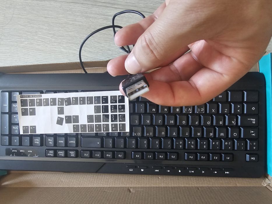 Teclado com cabo usado
