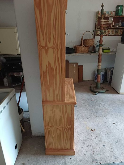 Estante com prateleiras, em madeira de pinho