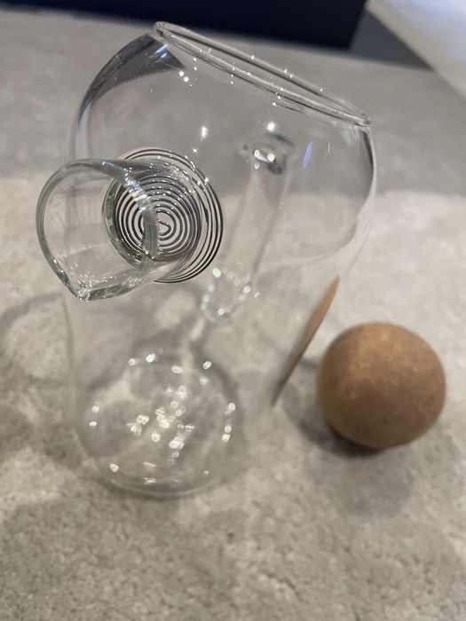 Jarro de agua em vidro e rolha em cortiça