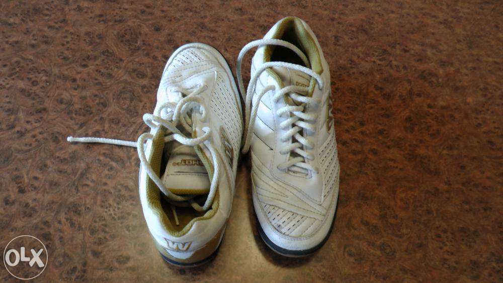 Buty sportowe halowe Wishot roz. 37 białe