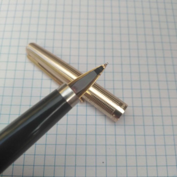 Ручка з золотим пером