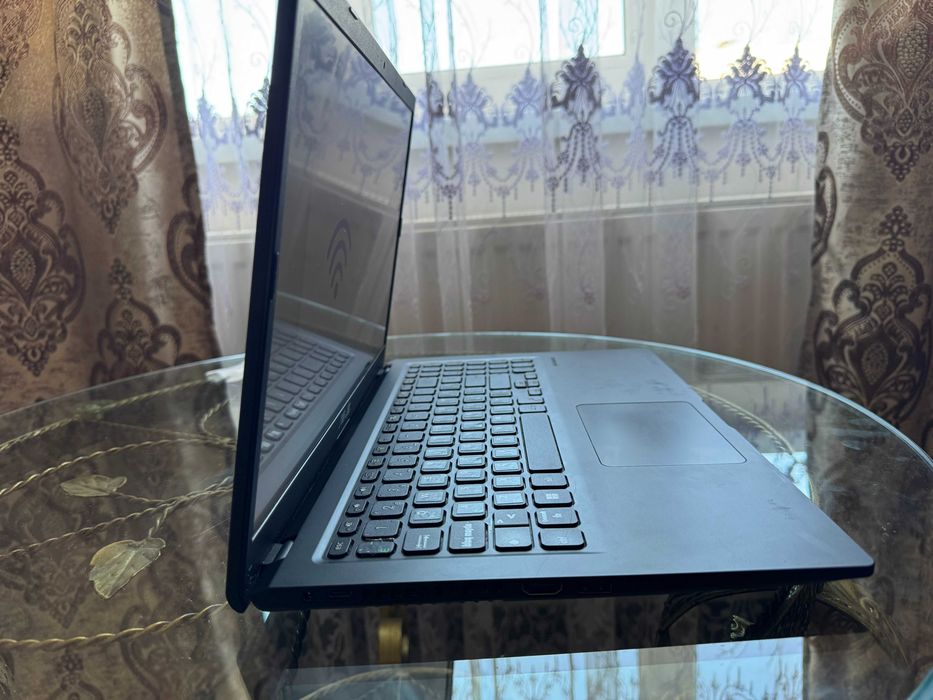 ASUS VivoBook, ноутбук