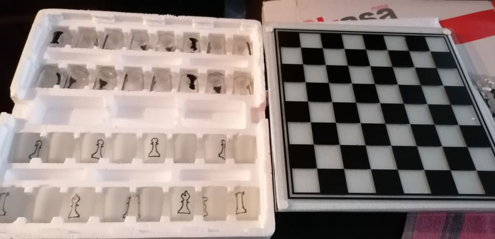 Jogo de xadrez com copos de shot.