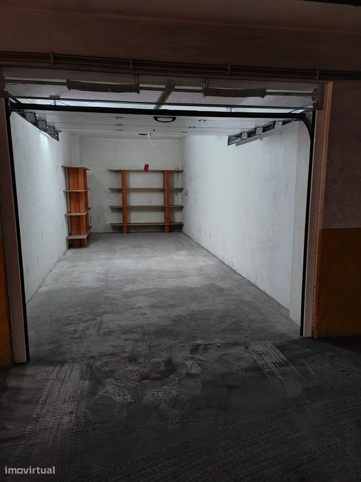 Garagem fechada com portão automático