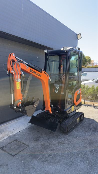 Mini giratória 1,2T com cabine e motor kubota nova