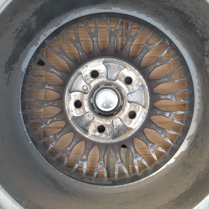 Opona plus felga aluminiowa.