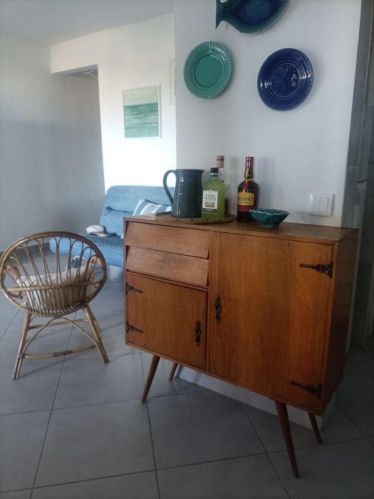 Aparador com gavetas e porta