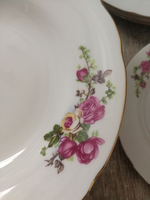 Порцелянові тарілки