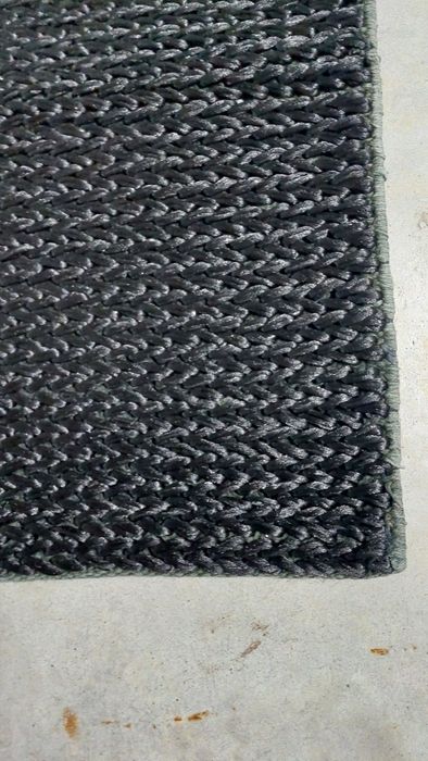 Tapete entrancado de cor preto