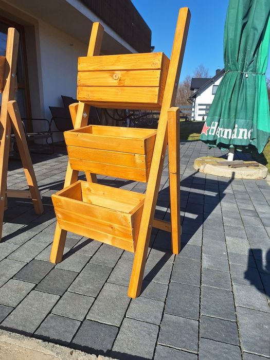 Doniczki ogrodowe stojak