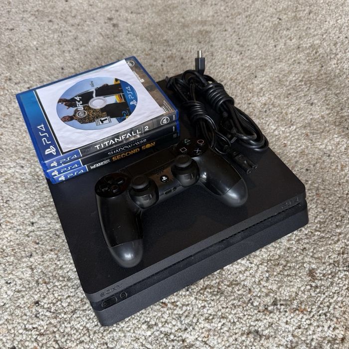 Konsola PlayStation 4