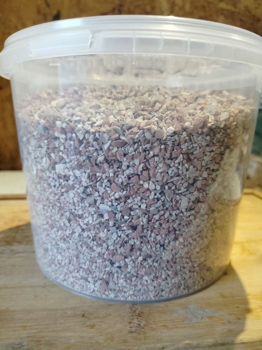 Grit w wiaderku lub woreczku