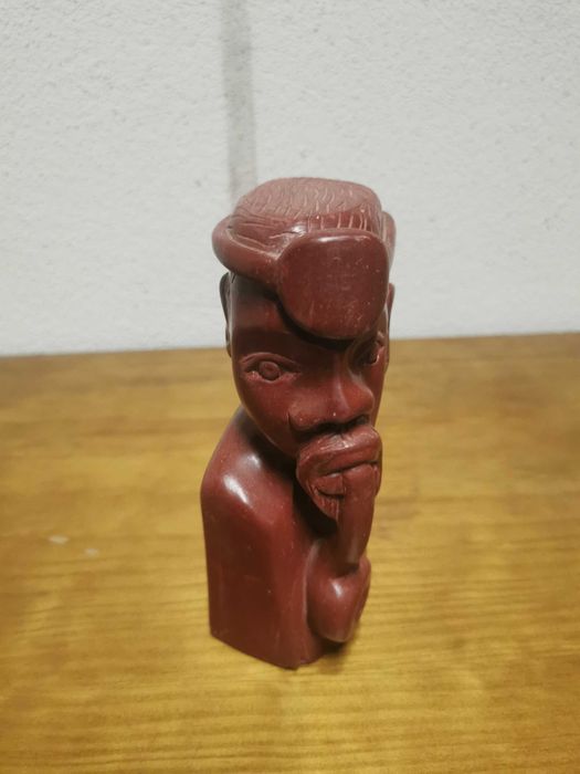 Estatueta em pedra avermelhada... pedra da Calunda.