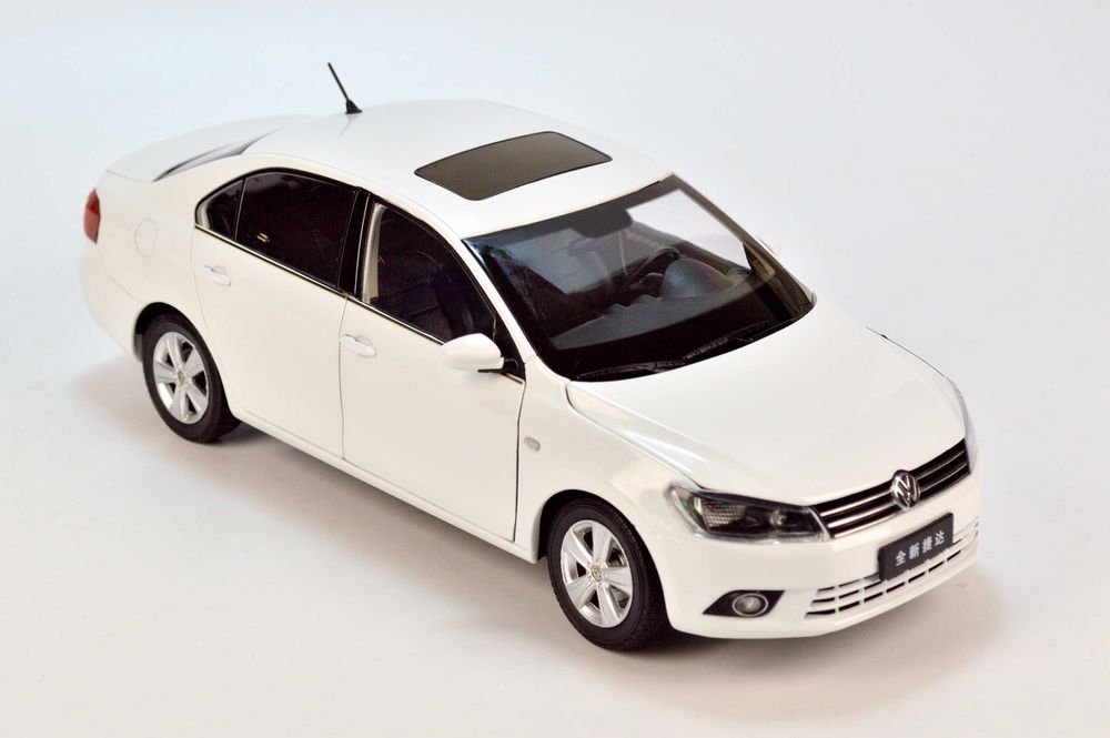 Модель автомобіля 1:18 Volkswagen Jetta 2013