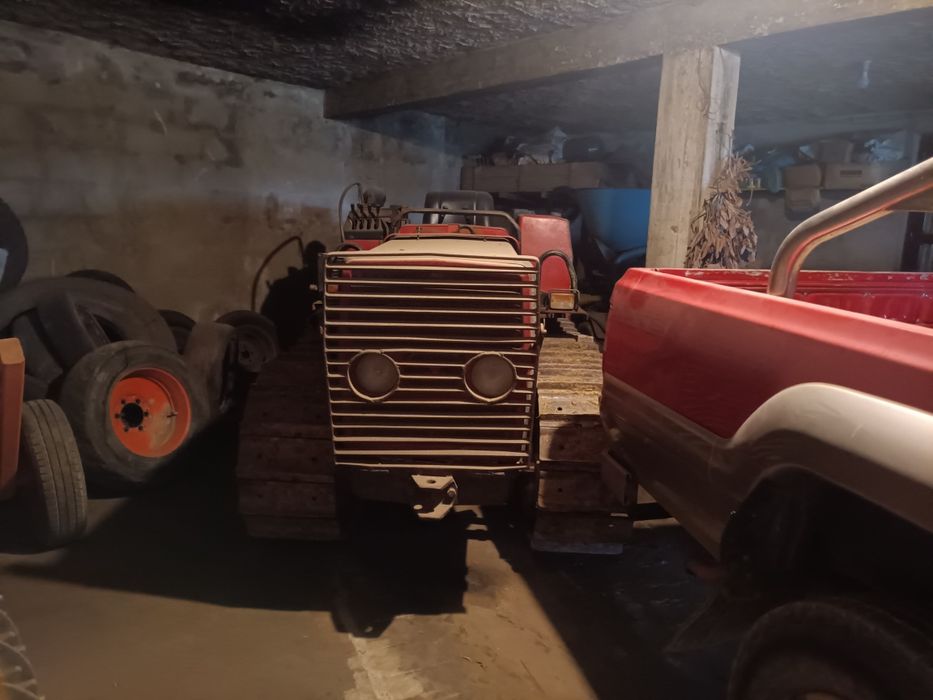Várias alfaias agrícolas e trator de rastos