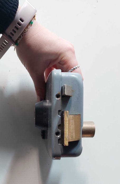 Fechadura Elétrica JIS. Botão de Abertura. Direita. Inclui 13 Chaves.