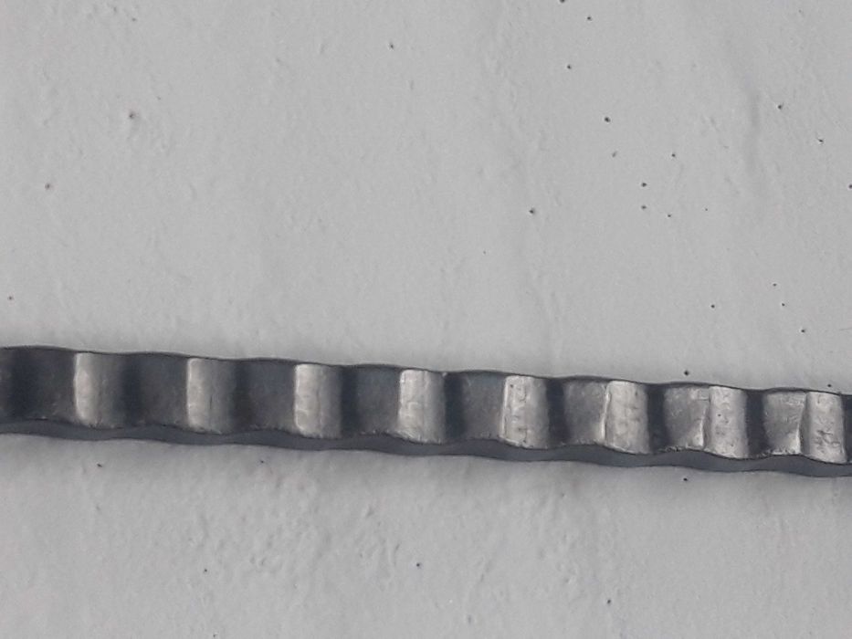 Płaskownik dwugarbny 25x8 Pręt stalowy fakturowany14x14