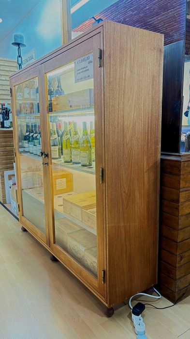Armário de madeira e vidro para exposição ou armazenamento.