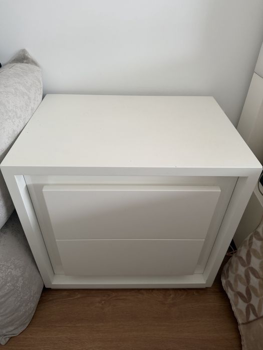 Mesas de cabeceira e Camiseiro Lacado