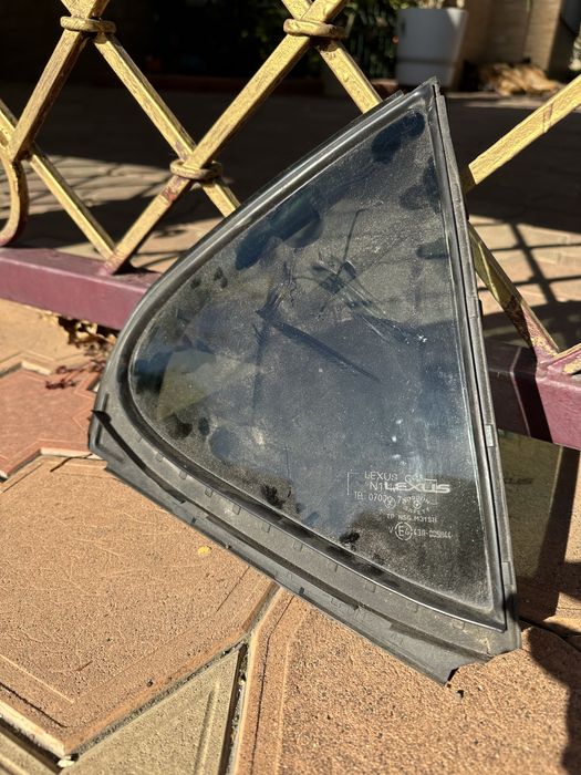 Стекло двери заднее левое глухое lexus is