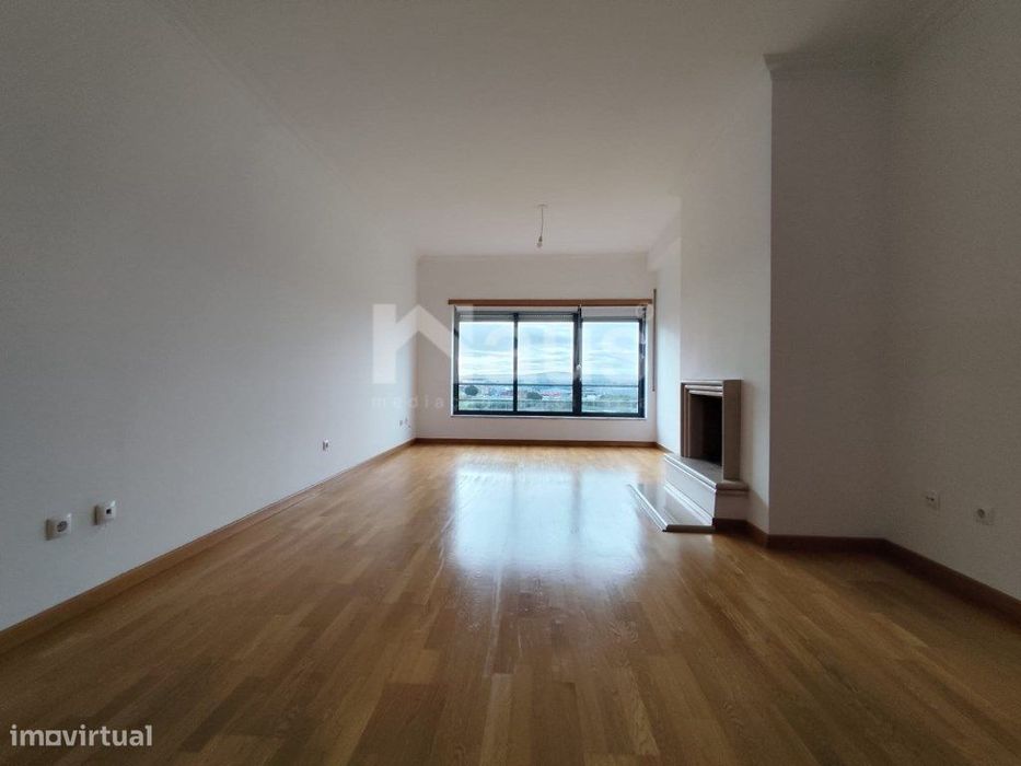 T2 com parqueamento e arrecadação