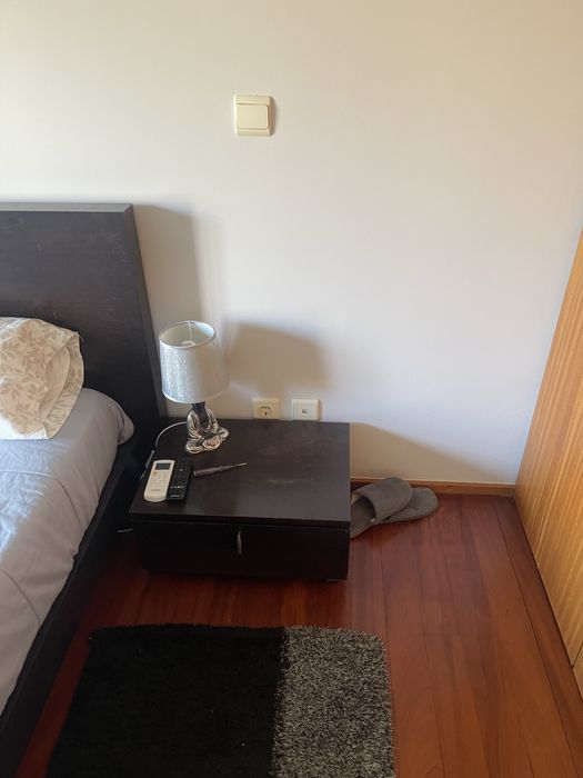 Cama 1.80 por 2, 2 mesinhas, colchão e estrado