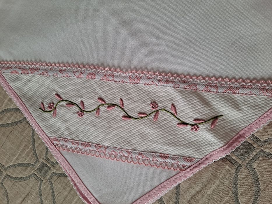 Fralda de bebé com bordado madeira