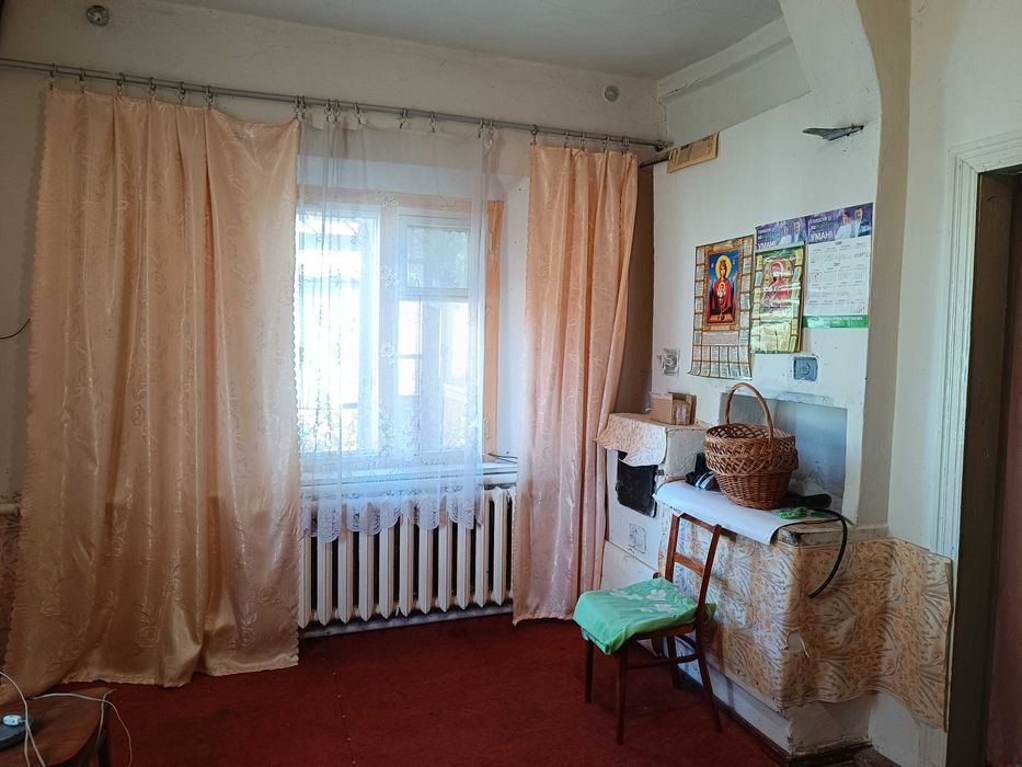 Продається пів будинку р-н БабКП, підведено всі комунікації, під ремонт, можливо за держпрограмою