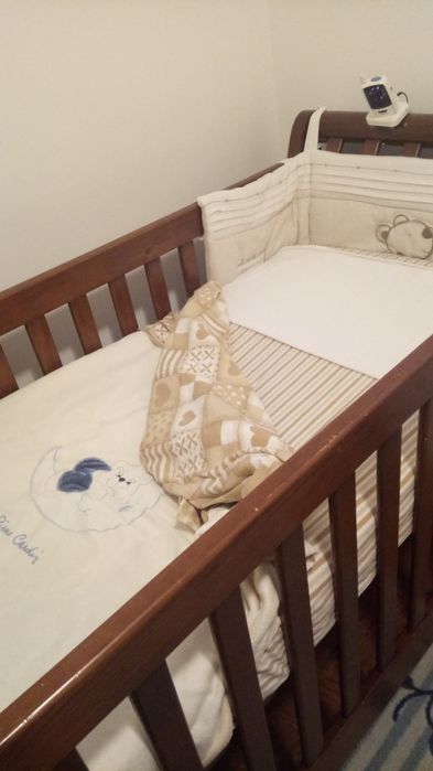 Berço/Cama de Bebé em Madeira Clássica (Excelente Estado, Com Níveis e Colchão)