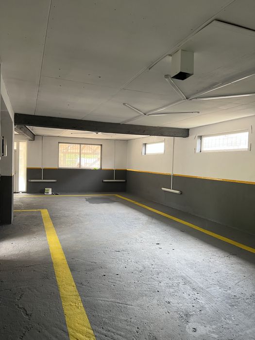 Здається гараж з навесами і великою територією