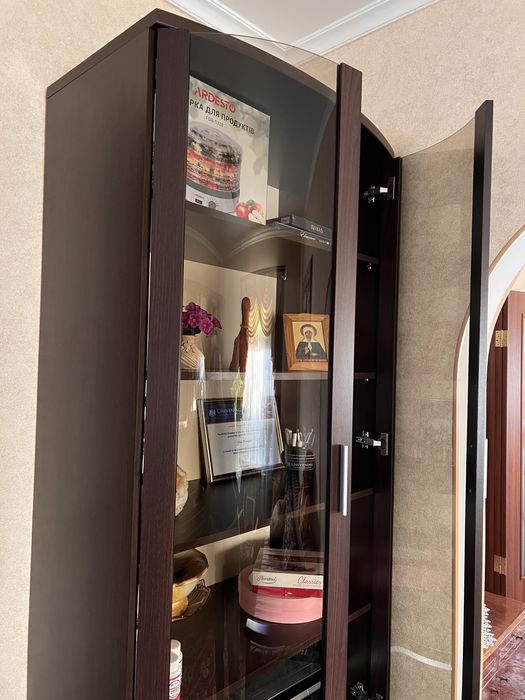 Шафа з радіусними стеклами