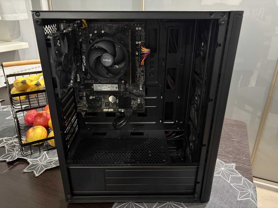 Komputer AMD Ryzen 3 2200G/Radeon Vega 8/8GB DDR4/SSD 256GB/A320/800W W11
