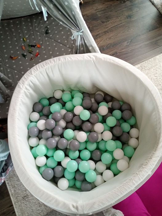 Sprzedam tipiti basen z kulkami i kosz na zabawki