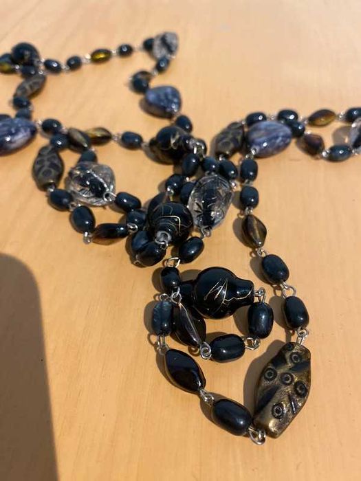 Colar preto de resina longo