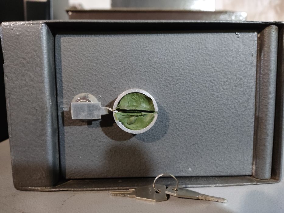 Продам б.у сейф(Відправляєм)