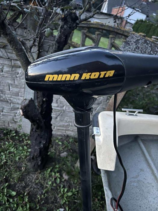 Łódka z silnikiem i przyczepką