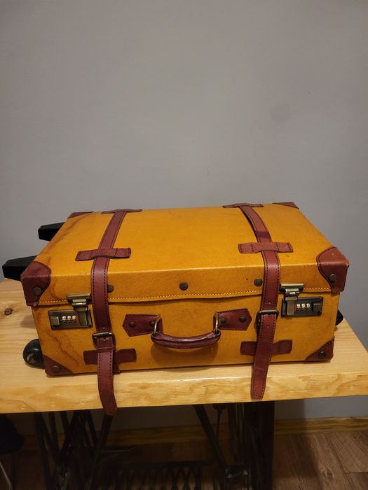 Azjatycka  skorzana walizka