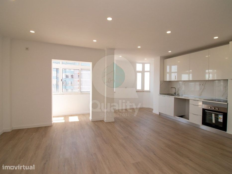 Apartamento T3 Totalmente Renovado - Rua principal da Avenida do Bo...