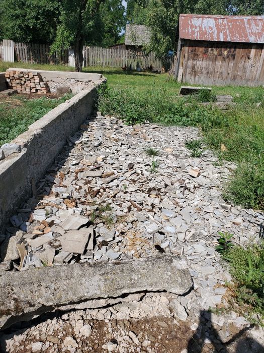 Gruz Betonowy, Cegły Gliniane, Słupy Betonowe, Dachówki