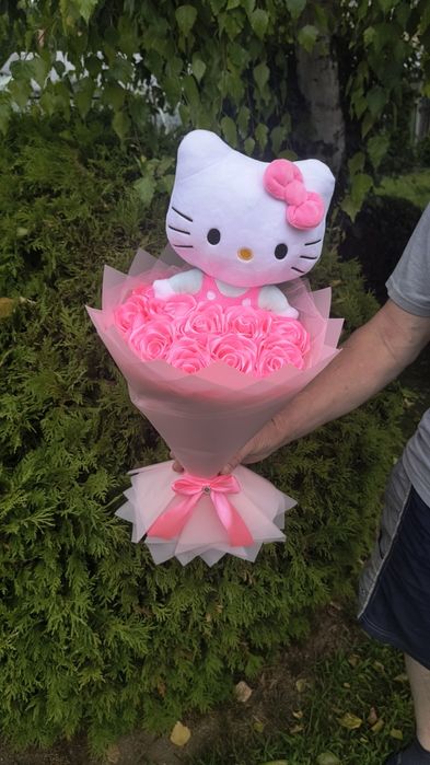 Bukiet róż ze wstążki. Wieczne róże z maskotką Hello Kitty 10 róż
